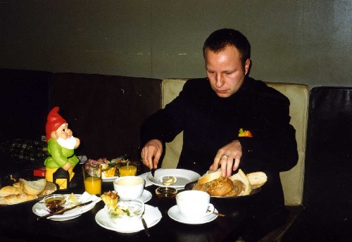 Fr&uuml;hst&uuml;ck mit Gartenzwerg (Harald). Aktion im Stuttgarter Caf&eacute; Stella.