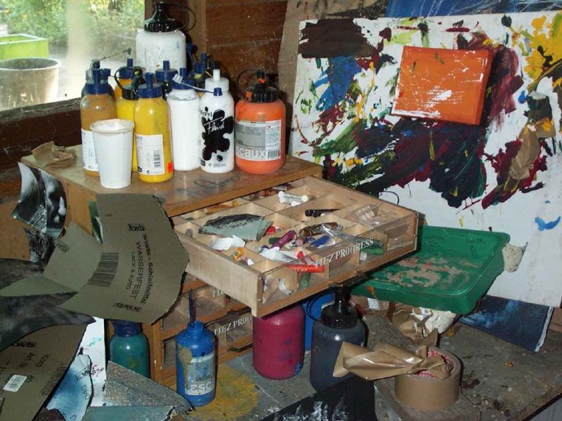 Ausschnitt meines Ateliers. Ich liebe mein geordnetes Chaos! Ordnung und Geradlinigkeit in der Kunst gehen mir dagegen auf den Sack...